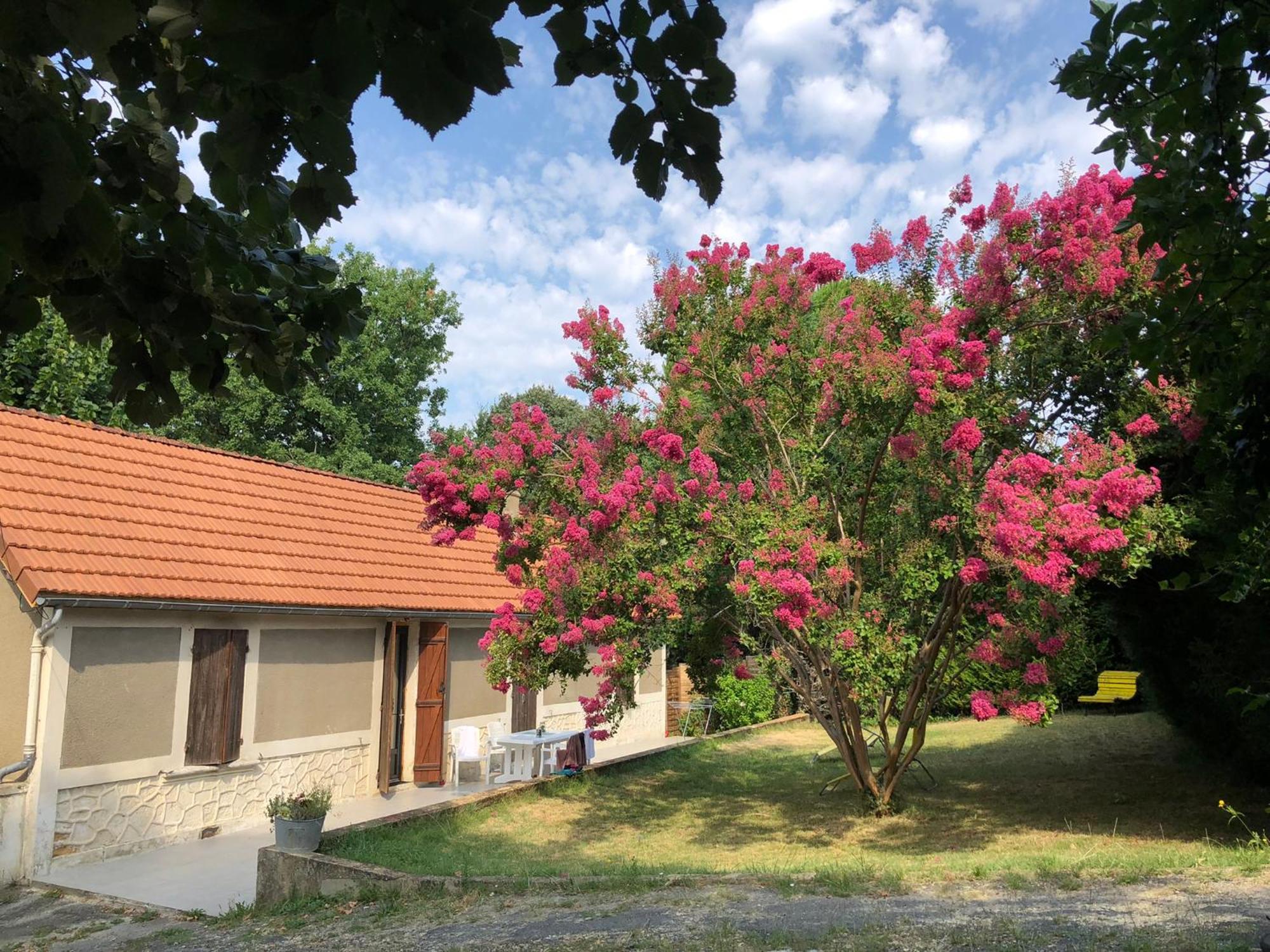 Au Lilas Rose Maison Entre Campagne Et Village Belves Exterior photo